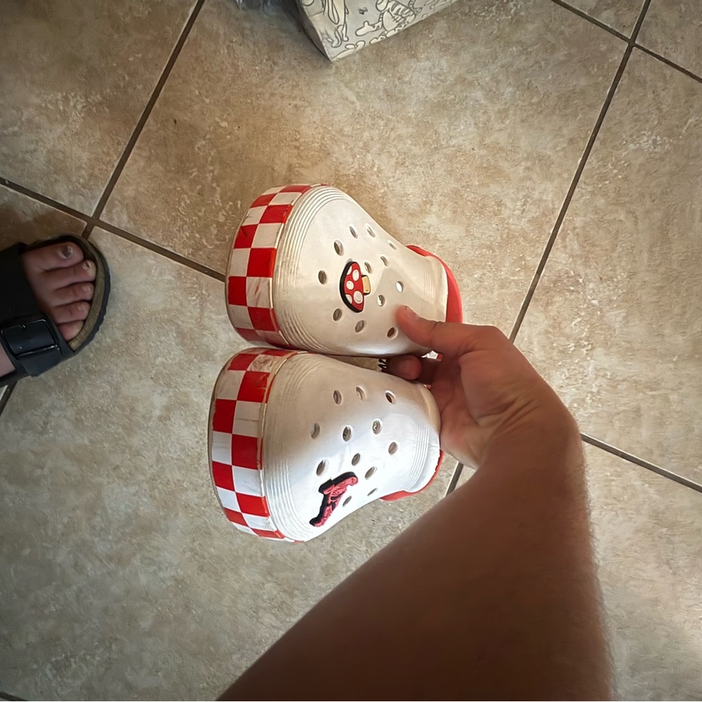 Pizza Planet Crocs Men's Size 5, Woman's 7 - Picture 4 of 4